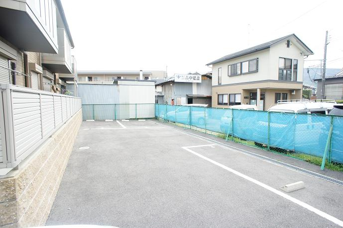 クワトロセゾンの駐車場