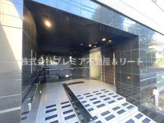 【エントランス】 | 重厚なエントランスです。