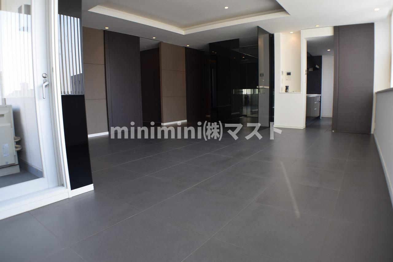 ザ・タワー大阪レジデンスの居間・リビング