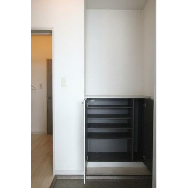 熊本市東区長嶺東９丁目のアパートの玄関