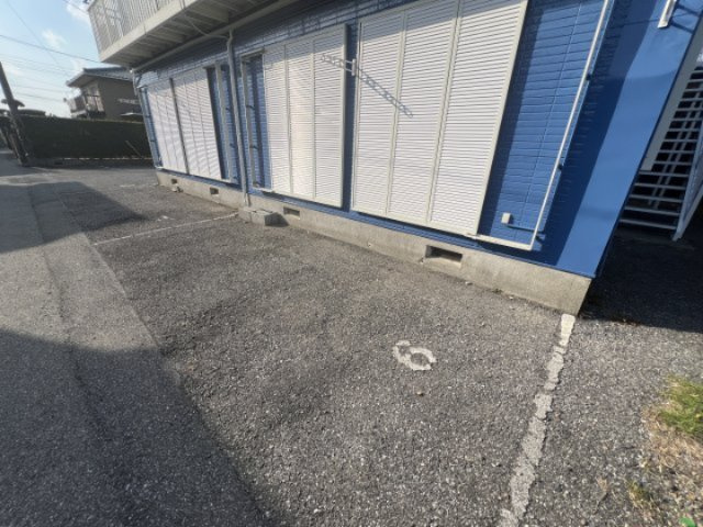 さくらハイツの駐車場|居室前の駐車場が無料です。