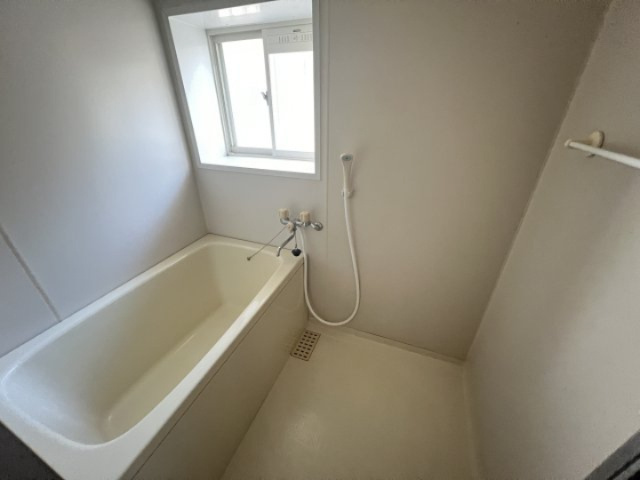 さくらハイツの浴室|窓もあり換気できます