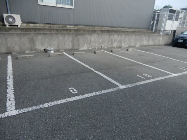 リュイール桃山台の駐車場