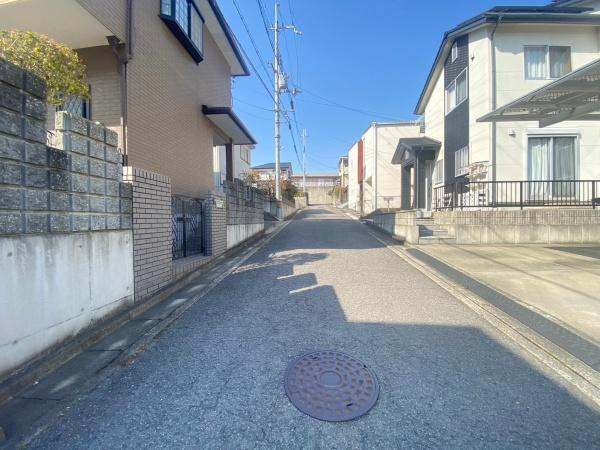 岩出市今中　中古戸建の前面道路含む現地写真