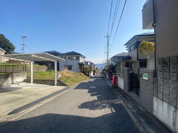岩出市今中　中古戸建の前面道路含む現地写真