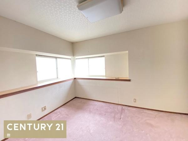 和歌山市朝日の中古一戸建の洋室|【洋室】
明るい6帖の洋室です