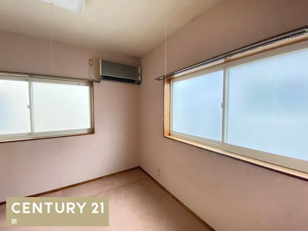 和歌山市朝日の中古一戸建の洋室|【洋室】
2面採光の明るい4.5帖の洋室です