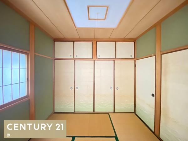 和歌山市朝日の中古一戸建の和室|【和室】
明るい6帖の和室です