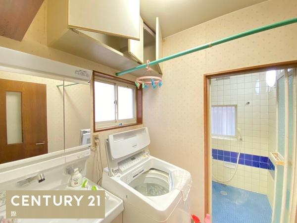 和歌山市朝日の中古一戸建の独立洗面台|【洗面台】
三面鏡の洗面台は収納スペース充実♪鏡の裏には歯ブラシや整髪料、小物やヘアアクセサリーの収納にも大活躍☆下には洗剤やお掃除用品など収納可能♪