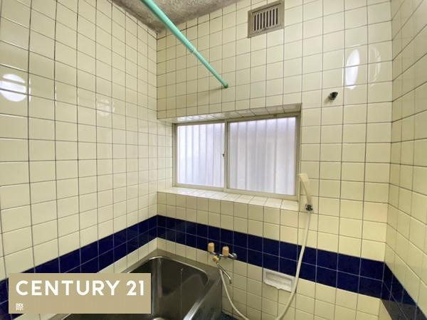 和歌山市朝日の中古一戸建の浴室|【浴室】
深めの浴槽なので肩までしっかり浸かれます