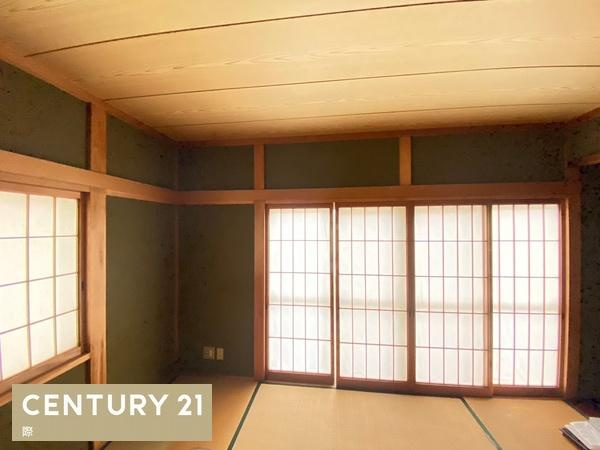 和歌山市朝日の中古一戸建の和室|【和室】
2面採光の明るい8帖和室