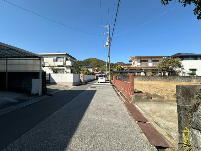 香南市野市町みどり野1丁目の前面道路含む現地写真|向かって右側が本物件。西側道路（南側から北向きを撮影）