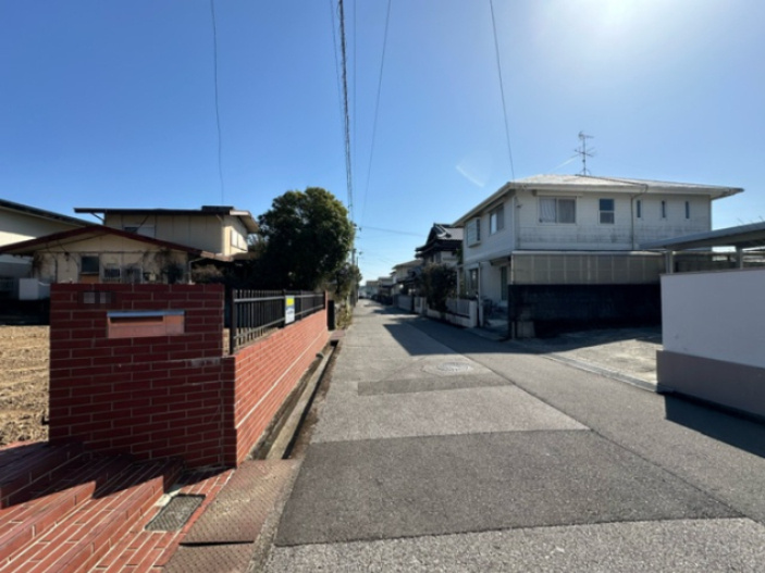 香南市野市町みどり野1丁目の前面道路含む現地写真|向かって左側が本物件。西側道路（北側から南向きを撮影）