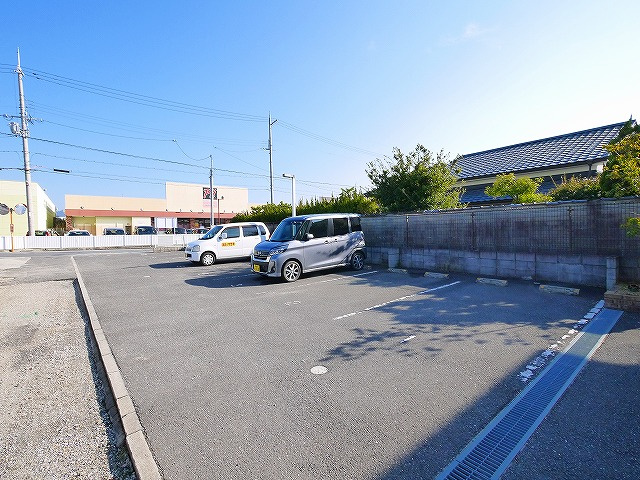 リヴェール（三条大路）の駐車場|駐車場があるので、車を買う予定の方も安心です