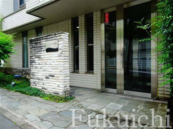 レシェンテ目黒のエントランス