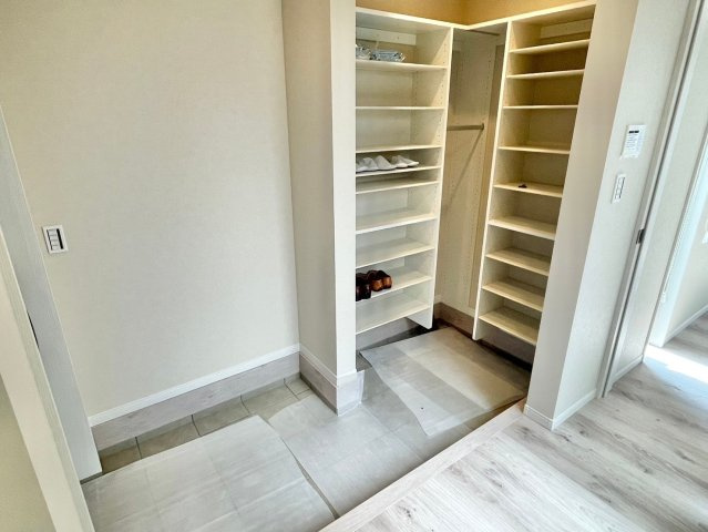 御井町　　３LDKの収納