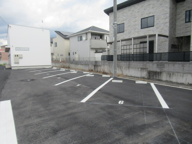 PLS　TOMINAGAの駐車場