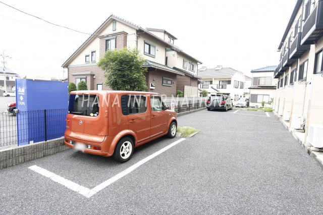 レオパレスワールド松戸新田の駐車場