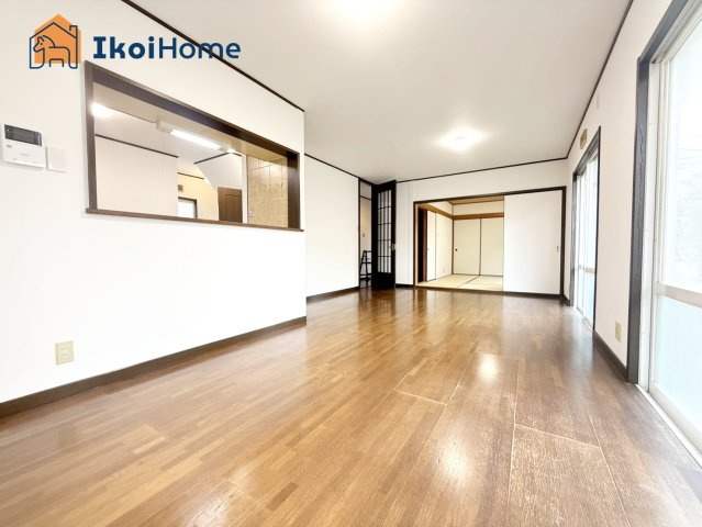 神戸市西区竹の台3丁目　中古戸建　リフォーム済の居間・リビング|●年中無休：当日予約可●約19帖の広々としたLDKは2面採光で明るい団らんスペースになっています。
