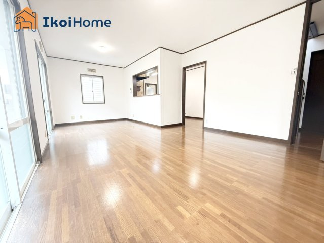 神戸市西区竹の台3丁目　中古戸建　リフォーム済の居間・リビング|●年中無休：当日予約可●19帖LDKだからこそ開放感があり大型家具を設置しても圧迫感がありません。