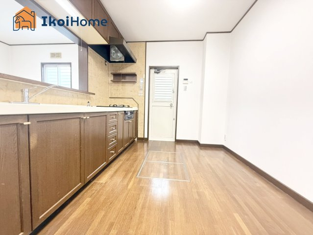 神戸市西区竹の台3丁目　中古戸建　リフォーム済のキッチン|キッチン同色のカップボードご依頼を受けることが多いです。地震に強く、スッキリとおしゃれです。