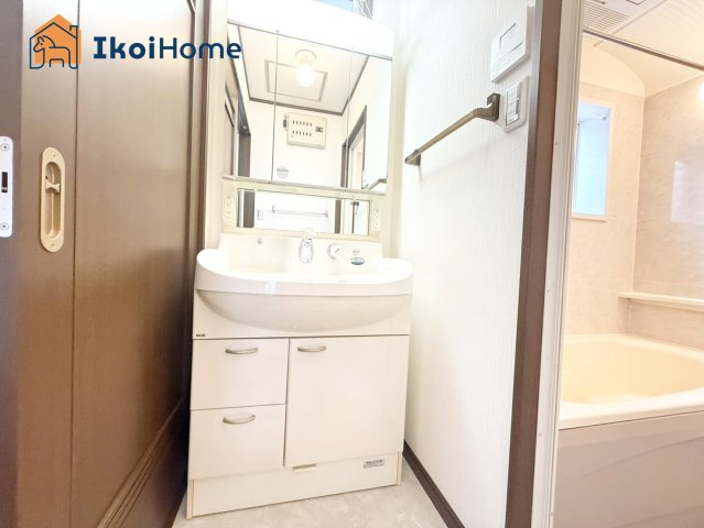 神戸市西区竹の台3丁目　中古戸建　リフォーム済の洗面所|●年中無休：当日予約可●洗面台はお化粧をする時に便利な３面鏡。ワイドシンクでゆったり作られています。