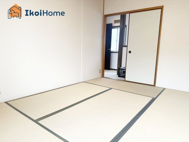 神戸市西区竹の台3丁目　中古戸建　リフォーム済の寝室|6帖和室になります。壁一面押入で沢山収納できます。