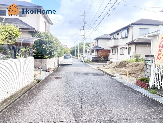 神戸市西区竹の台3丁目　中古戸建　リフォーム済の前面道路含む現地写真|前面道路は幅員6ｍありますので、広々、安心して駐車して頂けます。