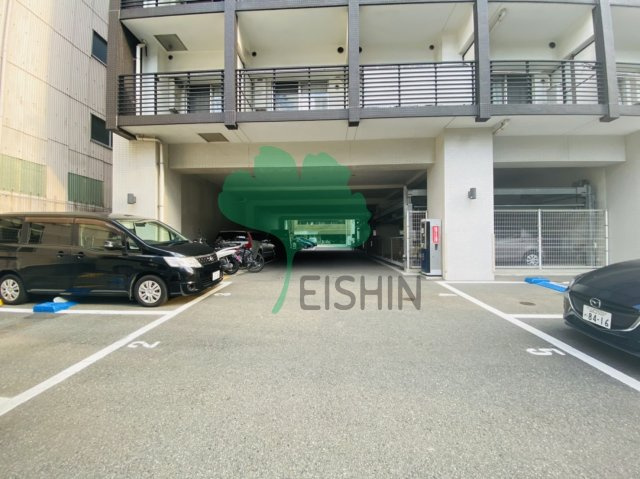 レジディア博多2の駐車場