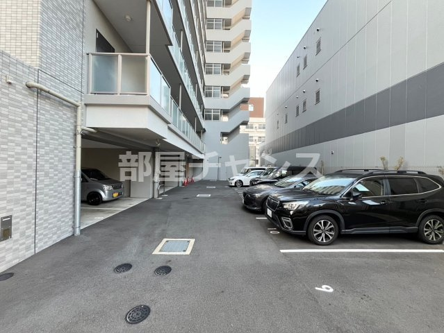 エスリード新栄マルスの駐車場
