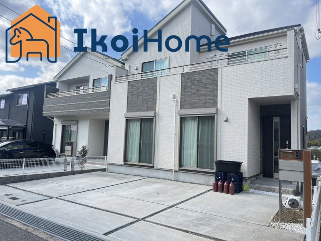 神戸市西区押部谷町木幡　中古戸建　築浅の外観|●資料・カタログのご請求無料●現地見学可能●敷地には並列3台駐車することができます。築浅物件でかなり綺麗です。日当たり、通風も良好で快適な生活を送ることができる物件です。