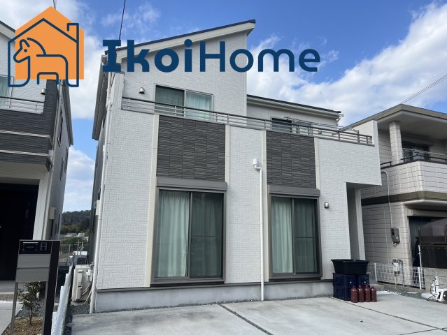 神戸市西区押部谷町木幡　中古戸建　築浅の駐車場|物件・当店の最寄り駅まで無料送迎サービスございます。買い物のついでに、用事のついでに、ちょっとした空き時間にも対応致します！最短、10分で指定場所までお迎えに向かいます！まずはお問い合わせください！