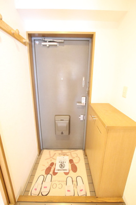 玄関まわり　腰高タイプのシューズボックス　小物類も置けて便利ですね♪