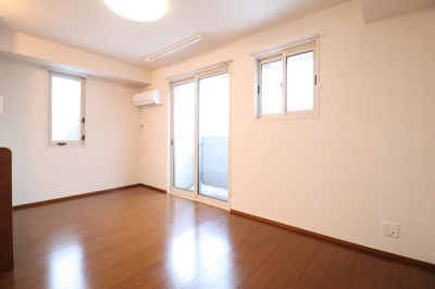 【居間・リビング】 | セーフハウス | 明るいリビングです。