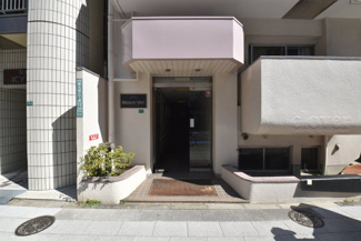 【エントランス】 | お客様を、そして住人を出迎えてくれるマンションのエントランス。ゴミが落ちていないことからも、管理状態の良さや住民の節度の高さが見て取れます。～即日のご見学可能～　お問合せはお気軽にどうぞ。
