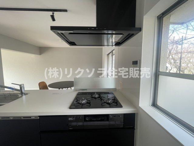 香里三井団地A13棟のキッチン|ビルトイン三口コンロ
■物件内覧・資金計画相談・住宅ローン相談、リフォーム相談、お問合せ受付中■
※当日・翌日のご内覧、ご相談はお電話でのお問合せがスムーズです！