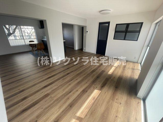 香里三井団地A13棟の居間・リビング|リビング22.0帖
■物件内覧・資金計画相談・住宅ローン相談、リフォーム相談、お問合せ受付中■
※当日・翌日のご内覧、ご相談はお電話でのお問合せがスムーズです！