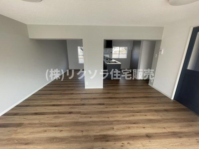香里三井団地A13棟の居間・リビング|リビング22.0帖
■物件内覧・資金計画相談・住宅ローン相談、リフォーム相談、お問合せ受付中■
※当日・翌日のご内覧、ご相談はお電話でのお問合せがスムーズです！