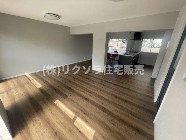 香里三井団地A13棟の居間・リビング|リビング22.0帖
■物件内覧・資金計画相談・住宅ローン相談、リフォーム相談、お問合せ受付中■
※当日・翌日のご内覧、ご相談はお電話でのお問合せがスムーズです！