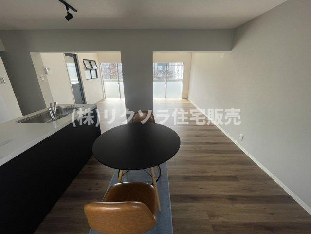 香里三井団地A13棟のキッチン|リビング22.0帖
■物件内覧・資金計画相談・住宅ローン相談、リフォーム相談、お問合せ受付中■
※当日・翌日のご内覧、ご相談はお電話でのお問合せがスムーズです！