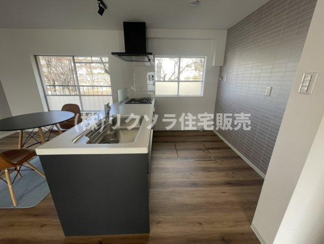 香里三井団地A13棟のキッチン|リビング22.0帖
■物件内覧・資金計画相談・住宅ローン相談、リフォーム相談、お問合せ受付中■
※当日・翌日のご内覧、ご相談はお電話でのお問合せがスムーズです！