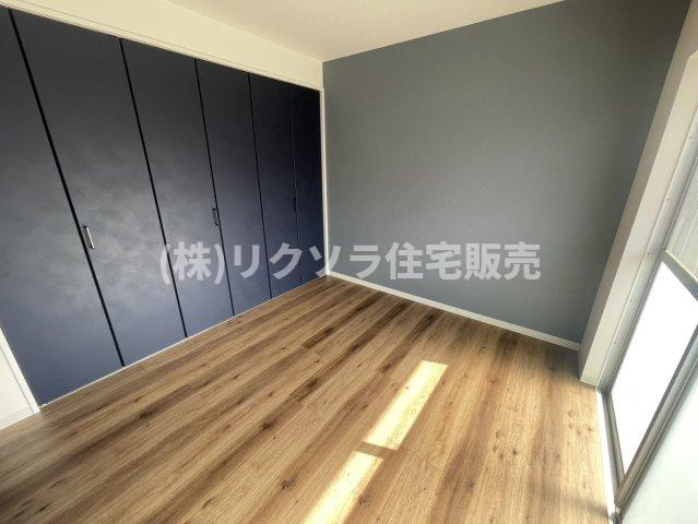 香里三井団地A13棟の子供部屋|洋室5.0帖
■物件内覧・資金計画相談・住宅ローン相談、リフォーム相談、お問合せ受付中■
※当日・翌日のご内覧、ご相談はお電話でのお問合せがスムーズです！
