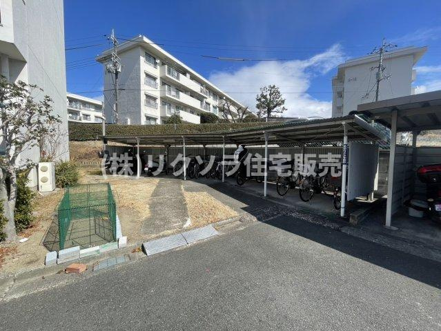 香里三井団地A13棟の駐輪場|■物件内覧・資金計画相談・住宅ローン相談、リフォーム相談、お問合せ受付中■
※当日・翌日のご内覧、ご相談はお電話でのお問合せがスムーズです！