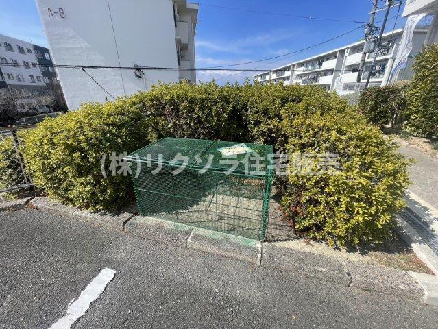 香里三井団地A13棟の現況写真|ゴミ捨て場
■物件内覧・資金計画相談・住宅ローン相談、リフォーム相談、お問合せ受付中■
※当日・翌日のご内覧、ご相談はお電話でのお問合せがスムーズです！