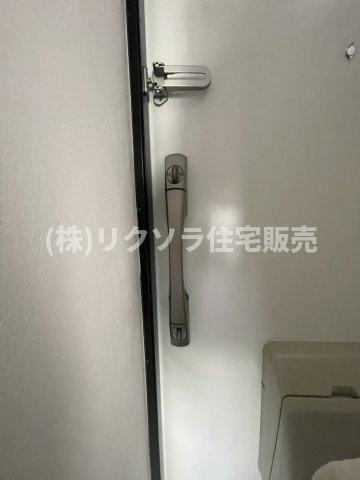 香里三井団地A13棟の防犯設備|ツーシリンダー錠
■物件内覧・資金計画相談・住宅ローン相談、リフォーム相談、お問合せ受付中■
※当日・翌日のご内覧、ご相談はお電話でのお問合せがスムーズです！