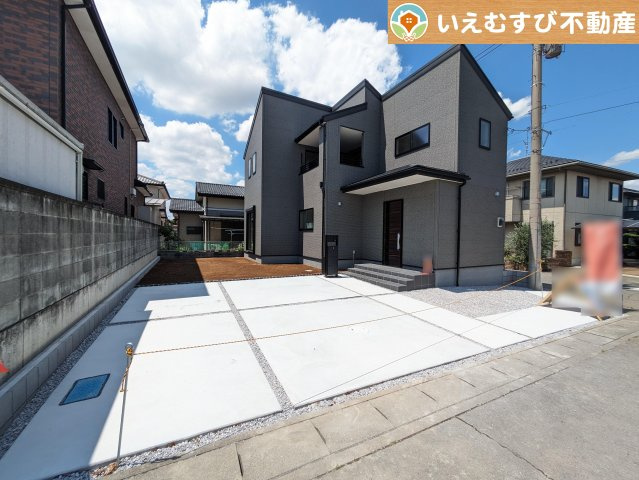 Livele Garden.S　本庄万年寺の駐車場|3台駐車可能なゆとりのカースペース
複数台車をお持ちでも、お友達が遊びに来てもゆとりの駐車スペース！