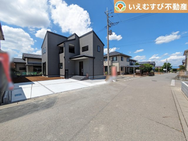 Livele Garden.S　本庄万年寺の前面道路含む現地写真|安心の広々6ｍ前面道路
6ｍの前面道路はお車の駐車が楽々！すれ違える広さが確保されています♪