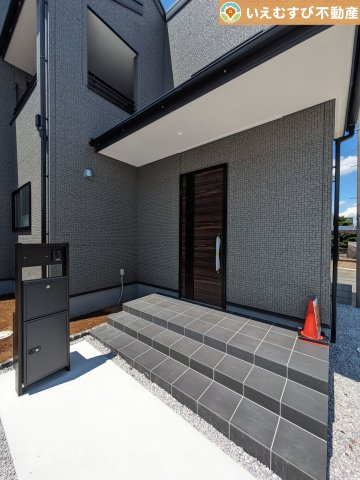 Livele Garden.S　本庄万年寺のエントランス|落ち着いた色づかいのエントランス
駐車場からアクセスの良いエントランス。雨の日や荷物が多くても安心の動線♪