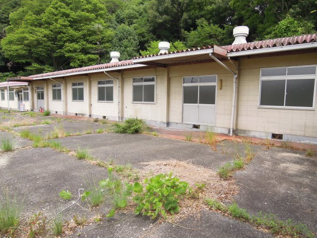 鴨方町深田売工場の外観