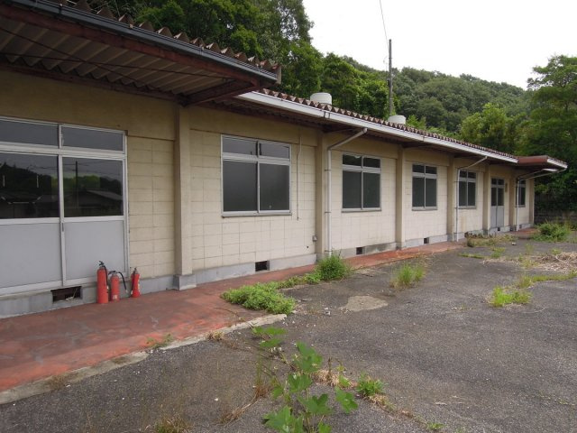 鴨方町深田売工場の外観